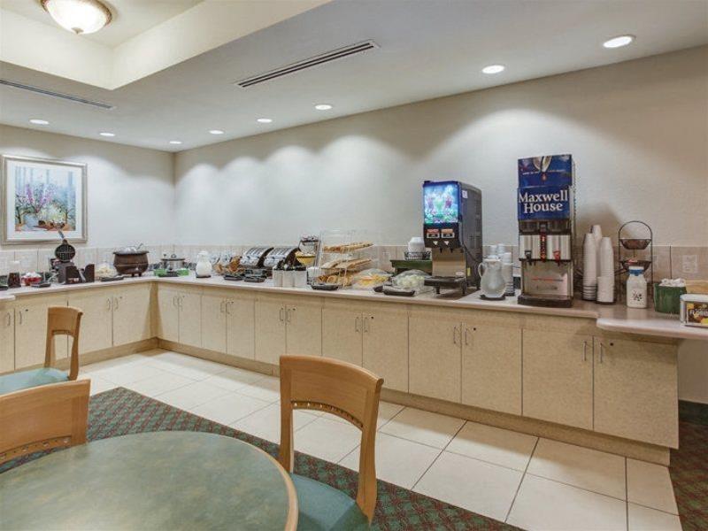 迈尔斯堡机场温德姆拉昆塔套房酒店 麥爾茲堡 外观 照片